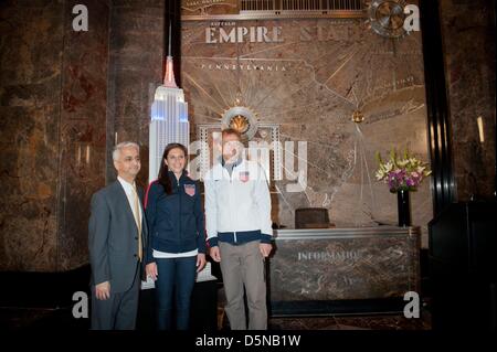 New York, Stati Uniti d'America. 5 aprile 2013. Stati Uniti Soccer Presidente SUNIL GULATI, corrente U.S. Nazionale Femminile player CARLI LLOYD e U.S. Nazionale Maschile Allenatore JURGEN KLINSMANN ''flip switch'' COME STATI UNITI Corrente di calcio e gli ex giocatori e allenatori di luce e tour l'Empire State Building per commemorare il centenario della U.S. Federazione di calcio, Venerdì, Aprile 5, 2013. (Immagine di credito: credito: Bryan Smith/ZUMAPRESS.com/Alamy Live News) Foto Stock