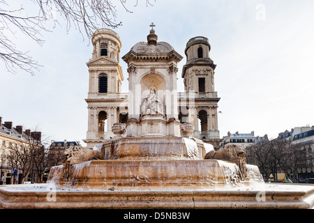 Vista frontale di di Saint-Sulpice fontana e la chiesa a Parigi, Francia Foto Stock