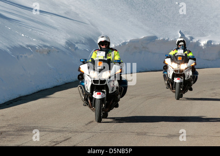 Spagnolo polizia moto pattugliano la strada nei Pirenei spagnoli prima del tour di Catalogna bike race in Vallter 2000 Foto Stock