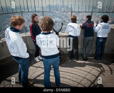 New York, Stati Uniti d'America. 5 aprile 2013. Stati Uniti Corrente di calcio e gli ex giocatori e allenatori di luce e tour l'Empire State Building per commemorare il centenario della U.S. Federazione di calcio, Venerdì, Aprile 5, 2013. (Immagine di credito: credito: Bryan Smith/ZUMAPRESS.com/Alamy Live News) Foto Stock