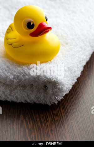 Il bagno giallo anatra sul asciugamano bianco Foto Stock