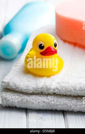 Il bagno giallo anatra sul asciugamano bianco Foto Stock