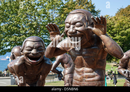 'A-maze-ing risate' cast-statue in bronzo da artista cinese Yue Minjun a Vancouver in Canada Foto Stock