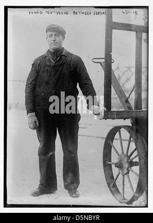 Una foto di Cy Young, il leggendario lanciatore di baseball, scattata durante l'offseason del 1915. L'immagine lo mostra in abbigliamento casual, riflettendo sulla sua carriera durante una pausa tra le stagioni. Foto Stock