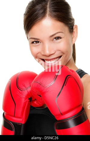 Ritratto di montare sportivo Asian Caucasian giovane donna in rosso che indossa guantoni da pugilato c su sfondo bianco Foto Stock