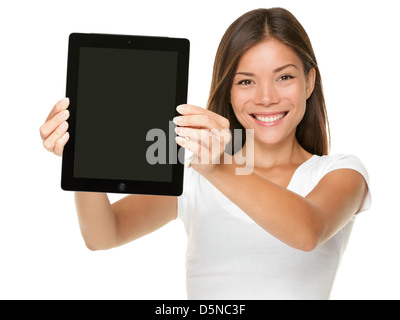 Ritratto di felice gara di misto asiatico caucasico giovane donna che mostra il touchpad schermo del tablet PC isolati su sfondo bianco Foto Stock