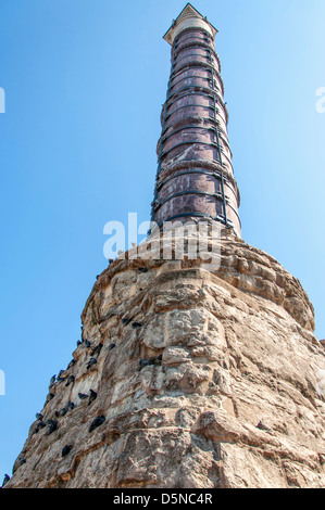 La Colonna di Costantino è anche conosciuta come la colonna bruciata e si trova nel centro di Istanbul in Turchia. Foto Stock