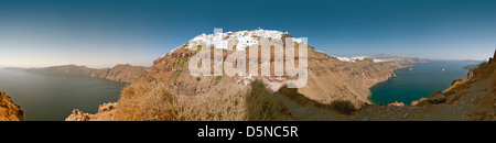 Un cucito panorama dell'isola greca di Santorini con il focus sulla città di Imerovigli. Foto Stock