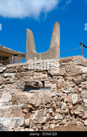 Bull simbolico corna scultura in scavato e ricostruito le rovine del palazzo minoico di Cnosso, isola greca di Creta Foto Stock