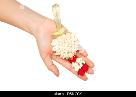 La donna danno un Malai il fiore nella tradizione Thai Style,significato per il messaggio di saluto e di benvenuto Foto Stock