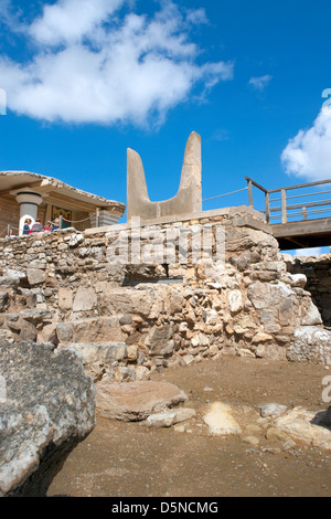 Sybolic bull corna scultura in scavato e ricostruito le rovine del palazzo minoico di Cnosso, isola greca di Creta Foto Stock