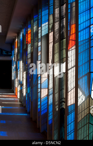 Il vetro macchiato in Saint Thomas More RC Chiesa, Sheldon, West Midlands, England, Regno Unito Foto Stock