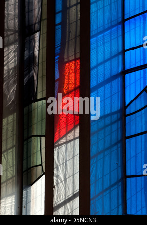 Il vetro macchiato in Saint Thomas More RC Chiesa, Sheldon, West Midlands, England, Regno Unito Foto Stock
