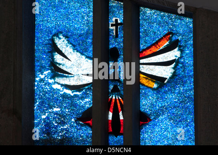 Il vetro macchiato in Saint Thomas More RC Chiesa, Sheldon, West Midlands, England, Regno Unito Foto Stock