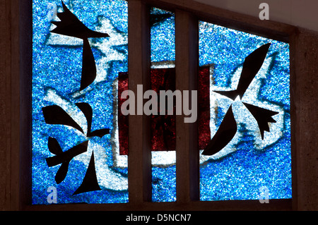 Il vetro macchiato in Saint Thomas More RC Chiesa, Sheldon, West Midlands, England, Regno Unito Foto Stock