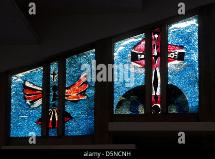 Il vetro macchiato in Saint Thomas More RC Chiesa, Sheldon, West Midlands, England, Regno Unito Foto Stock