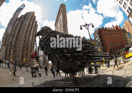 "Bird" 2012 dell'artista Ryman è visto in mostra a Madison Square di New York Foto Stock