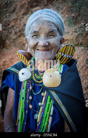 K'Cho mento donna indossando grande zucca orecchini Foto Stock