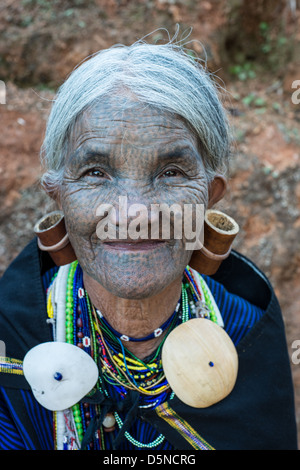 K'Cho mento donna con tatuaggi e orecchini di grandi dimensioni Foto Stock