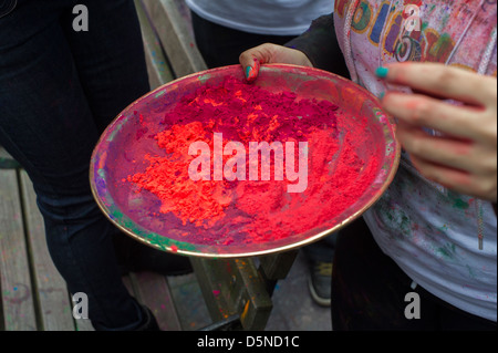Polvere colorata viene applicata per i volti dei partecipanti come si celebra la vacanza indiano di Holi Foto Stock