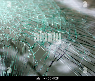 Vista ingrandita del parabrezza rotto, crepe in bluegreen di vetro di sicurezza Foto Stock