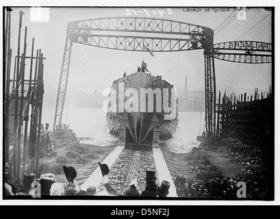 Questa fotografia cattura il lancio della HMS Queen Mary a Jarrow-on-Tyne, in Inghilterra, nel 1912. L'immagine mostra l'incrociatore da battaglia della Royal Navy lanciato dal cantiere navale, segnando un momento significativo nella storia navale. Foto Stock