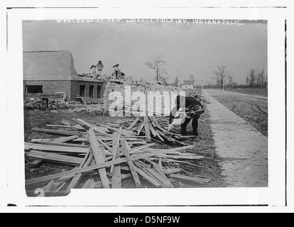 Questa fotografia mostra il relitto di un nuovo edificio della biblioteca a Indianapolis, danneggiato durante un evento violento negli anni '1910 L'immagine cattura le conseguenze, con detriti come mattoni e libri sparsi in tutto il sito, mentre iniziano le operazioni di pulizia. Foto Stock