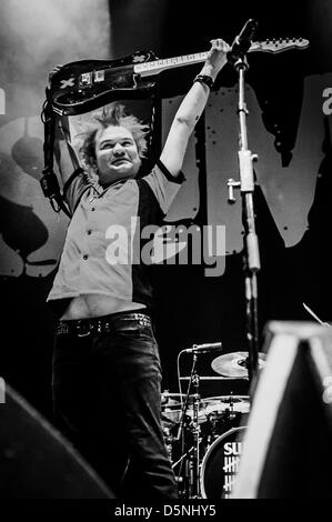 Toronto, Ontario, Canada. 5 aprile 2013. Cantante/chitarrista Deryck Whibley del canadese rock band somma 41 sul palco di Air Canada Centre di Toronto. (Immagine di credito: credito: Igor Vidyashev/ZUMAPRESS.com/Alamy Live News) Foto Stock