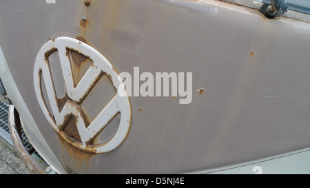 Un badge VW su un vecchio furgone Volkswagen. Foto Stock