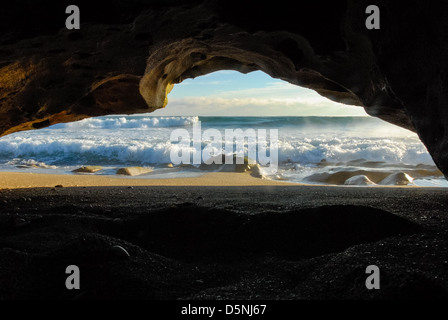 Vista dell'alba sull'Oceano Atlantico da una grotta sulla spiaggia presso la Blowing Rocks Preserve sull'isola di Jupiter a Hobe Sound, Florida. (USA) Foto Stock