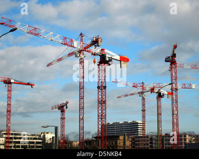 Immagine a basso angolo di una gru da costruzione catturata su un nuvoloso Foto Stock