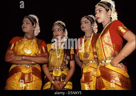 Bharatanatyam ballerini in Sari vestiti Tamil Nadu India del Sud Foto Stock