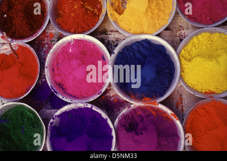 Ciotole di polvere colorata, probabilmente "gulal" o "polvere holi" utilizzate durante la festa indù di Holi a Tami;l Nadu India. Le polveri sono tradizionalmente fatte da fonti naturali come fiori, spezie ed erbe e hanno significati specifici. Il rosso rappresenta l'amore e la fertilità, il blu è associato al dio indù Krishna, il giallo significa prosperità e nuovi inizi, e il verde incarna il ringiovanimento della vita e l'inizio della primavera. Foto Stock