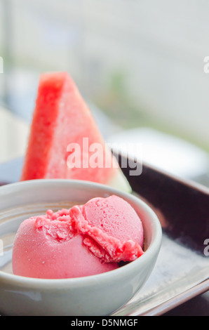 Gelato alla fragola nella ciotola e anguria fresca Foto Stock