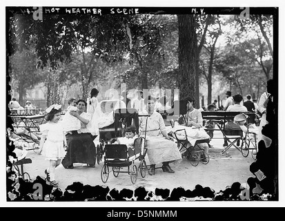 Questa immagine in bianco e nero, catturata da George Grantham Bain, mostra le madri e i bambini italiani in un parco durante il caldo, con una carrozza per bambini, che riflette la vita quotidiana in estate. Foto Stock