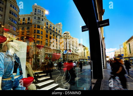 Manichini e riflessioni a una finestra shop in Gran Via Avenue. Madrid. Spagna Foto Stock