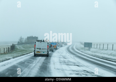 La guida pericolosa rta in condizioni di incidente stradale neve ghiaccio nevoso gelido blizzard coperto scivoloso ambulanza polizia crash Foto Stock