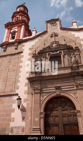 Parroquia de Santiago Apóstol del XVII secolo la Chiesa cattolico romana in Queretaro, Messico. Foto Stock