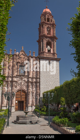 Templo de San Francisco nel quartiere storico di San Miguel De Allende, Guanajuato Messico Foto Stock