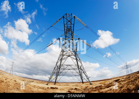 Elettricità tralicci attraversando un altopiano di ormeggiare in prossimità del Lancashire / confine dello Yorkshire. Foto Stock