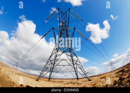 Elettricità tralicci attraversando un altopiano di ormeggiare in prossimità del Lancashire / confine dello Yorkshire. Foto Stock