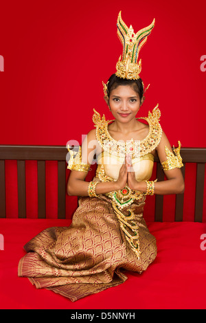 Signora tailandese in appoggio su un letto Foto Stock