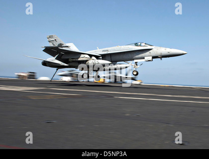 Un US Navy F/A-18C Hornet fighter aircraft terre a bordo della portaerei USS Dwight D. Eisenhower Aprile 3, 2013 in mare Arabico. Foto Stock