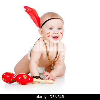 Sorridente ragazzo indiano bambino con le maracas e piuma Foto Stock