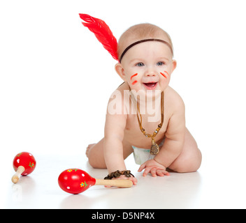 Sorridente ragazzo indiano bambino con le maracas e piuma Foto Stock