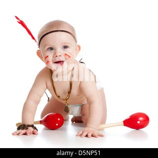 Sorridente ragazzo indiano bambino con le maracas e piuma Foto Stock