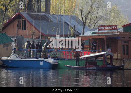 La questione del Kashmir, India. Il 6 aprile 2013. House boat in la Dal lago dove la donna britannica che Sarah Elizabeth, 24, è stato assassinato da un turista olandese David Richard all'interno di una casa barca a Srinagar‰Ûªs dal lago. La capitale estiva del Kashmir indiano su 6/4/2013. La polizia indiana ha arrestato il turista olandese più tardi dal sud del Kashmir Qazi gund zona 75 km da Srinagar quando egli era la sensazione della valle del Kashmir dopo aver commesso il delitto il sabato mattina. .Foto/Altaf Zargar/Zuma premere (immagine di credito: credito: Altaf Zargar/ZUMAPRESS.com/Alamy Live News) Foto Stock