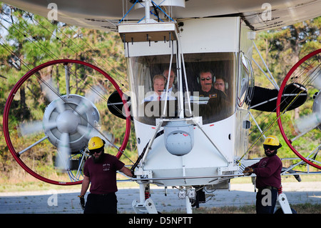 Senatore USA Bill Nelson, sinistra, prende un volo di familiarizzazione a bordo della marina presidiata solo dirigibile MZ-3un ormeggio in Fernandina Beach Municipal Airport Aprile 3, 2013 in Fernandina, Florida. Il dirigibile è una piattaforma di test per le videocamere di sorveglianza radar e altri sensori. Foto Stock