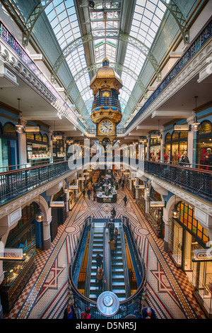 Appeso un orologio interno all'Queen Victoria Building in un high-end di Sydney shopping. Foto Stock