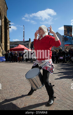 Blackpool, Lancashire, Regno Unito sabato 6 aprile 2013. Batala batterista, banda, grande tamburo, donna batterista, musica, percussioni, samba, musicista, beat, prestazioni, carnevale, gruppo, festival di Latina, celebrazione, folk, Street, Città, danza, divertente, nazionale, persone, eseguire in St Johns Square, punto di riferimento di un evento organizzato da Blackpool offerta una delle sue principali attrazioni musicali durante la stagione turistica. Foto Stock